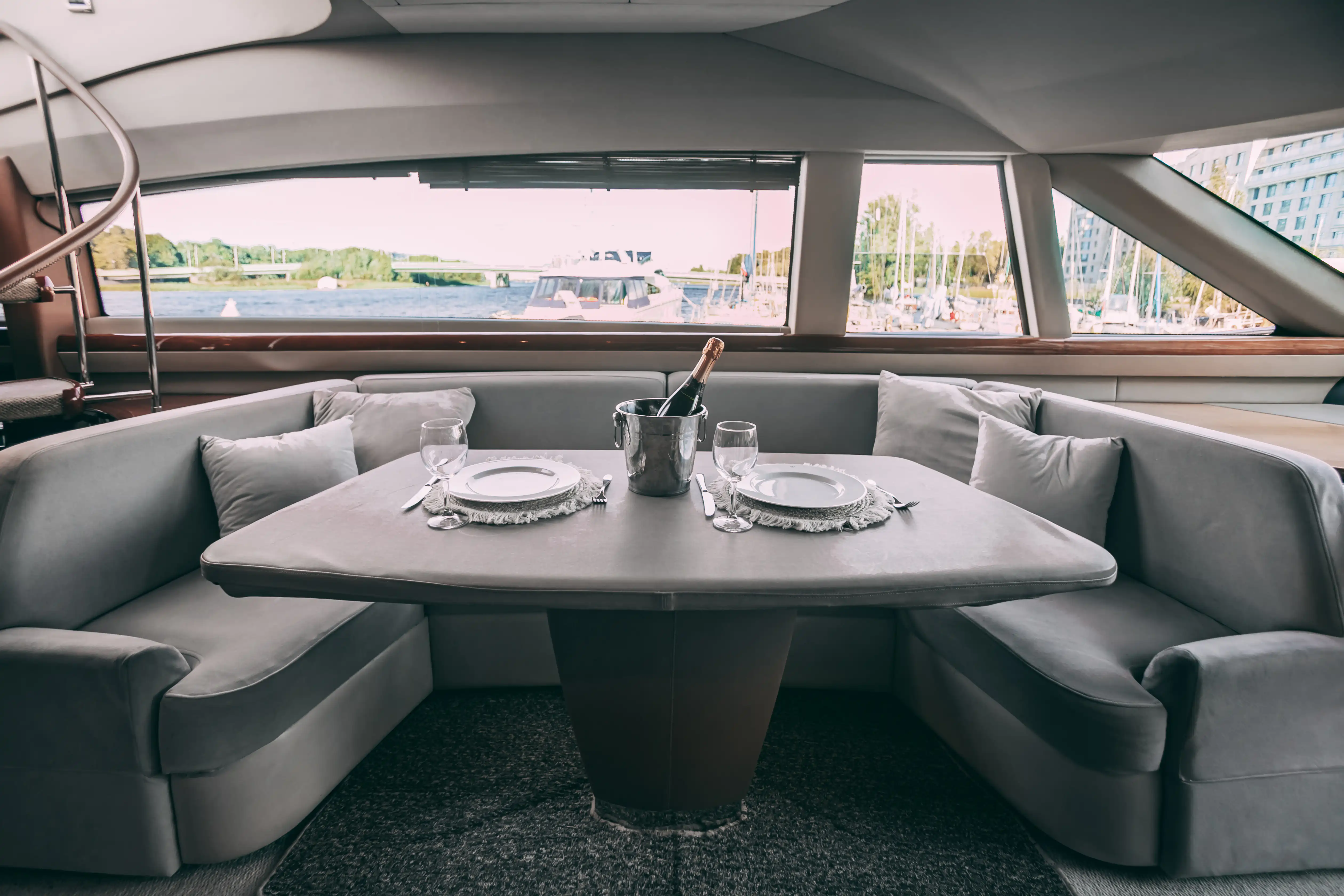 Яхта Princess 68